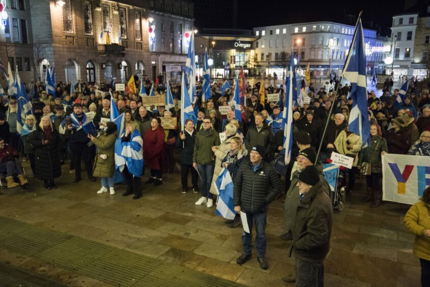photo shows a large crowds of independence supporters in City Square, Dundee.