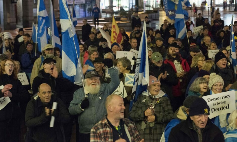 photo shows a large crowd of independence supporters at a rally in the centre of Dundee.