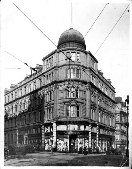 Black and white photo shows exterior of GL Wilson department store in Dundee in 1934.