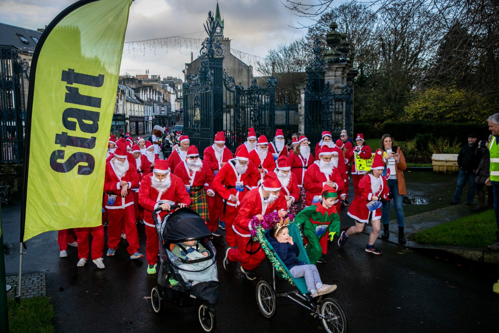 Dunfermline Christmas lights 2022 38 pictures of the big switchon