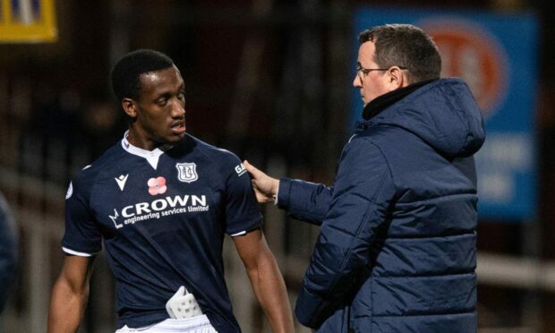 Returning Dundee loan star Zach Robinson with manager Gary Bowyer. Image: SNS.