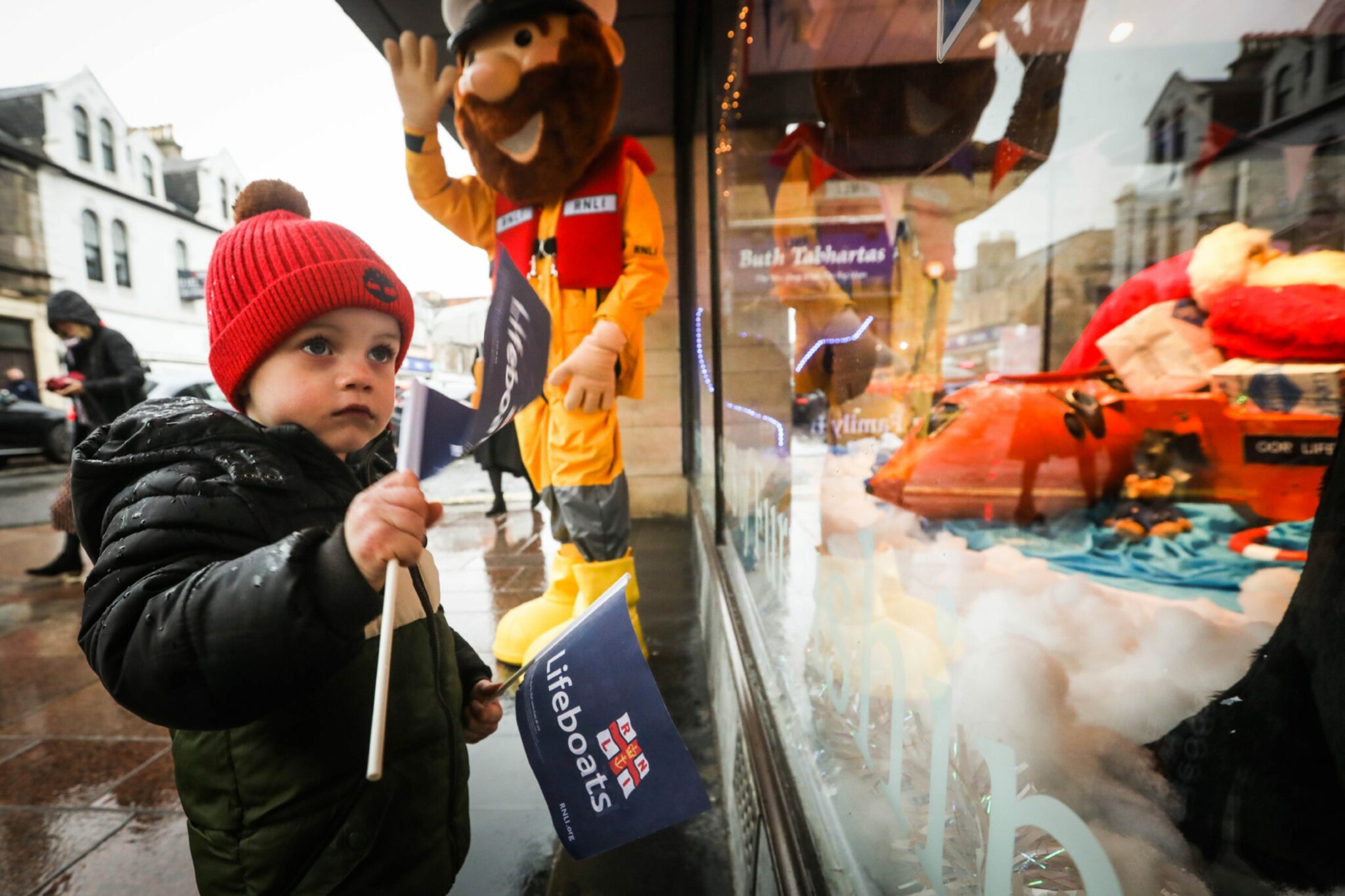 Gillies in Broughty Ferry unveils Christmas window display
