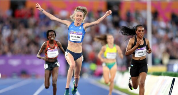 Eilish McColgan celebrates victory in the women's 10,000m final ahead of Irene Cheptai of Kenya in the 2022 Commonwealth Games.