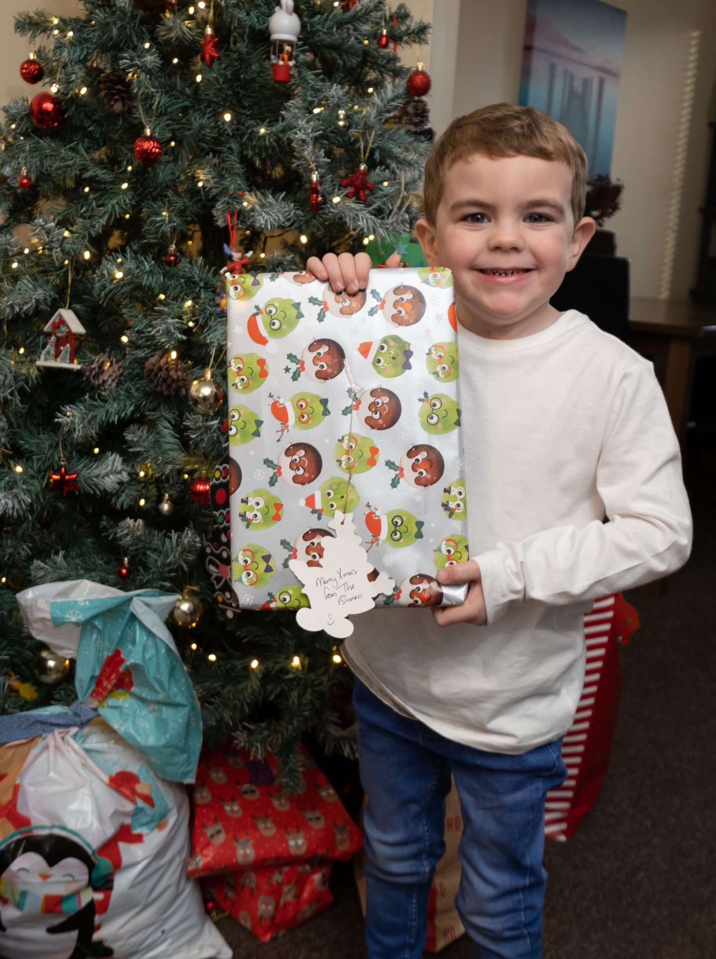 Montrose mum praises binmen who give Christmas gifts to kids