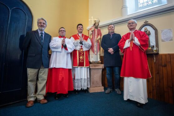 Norman Atkinson, Aiden Dunbar MC, Father Andrew Marshall, stone carver David McGovern and Deacon Arthur Grant with the St Thomas statue and plinth. Image: Kim Cessford/DC Thomson
