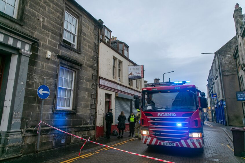 Fire crews on scene in Dunfermline on Sunday. Image: Steve Brown/DC Thomson. 