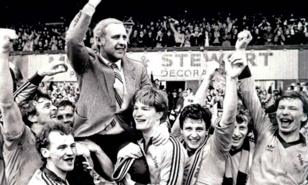 Dundee United celebrate with Jim McLean after winning the league