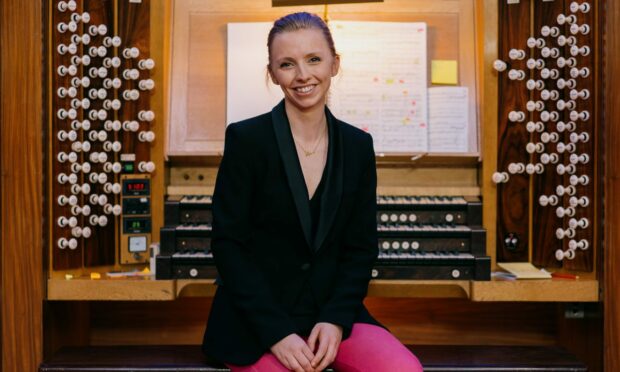 Organist Anna Lapwood is one of the world's best. Despite technical difficulties with the Caird Hall Organ due to seasonal differences in temperature, she performed admirably.