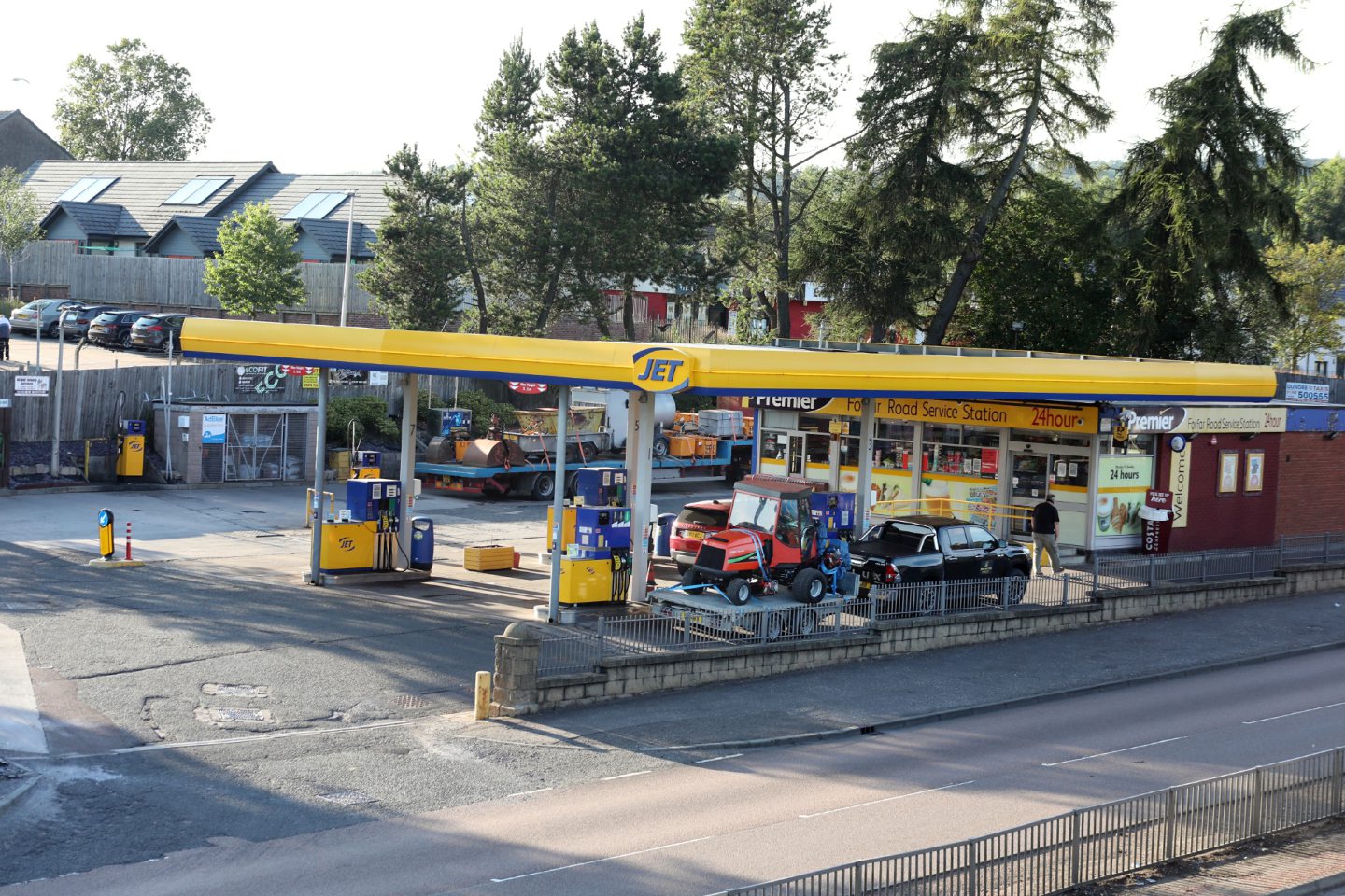 Drunk MMA fighter smashes Dundee filling station fuel pumps