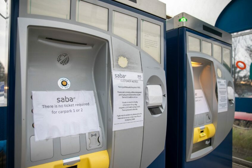 parking ticket machine with a sign saying: 'Saba. There is no ticket required for car park 1 or 2'