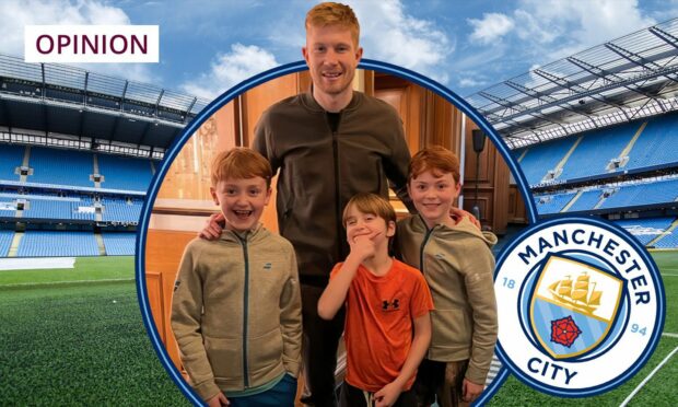 Martel Maxwell's three sons pose for a photo with footballer Kevin de Bruyne.