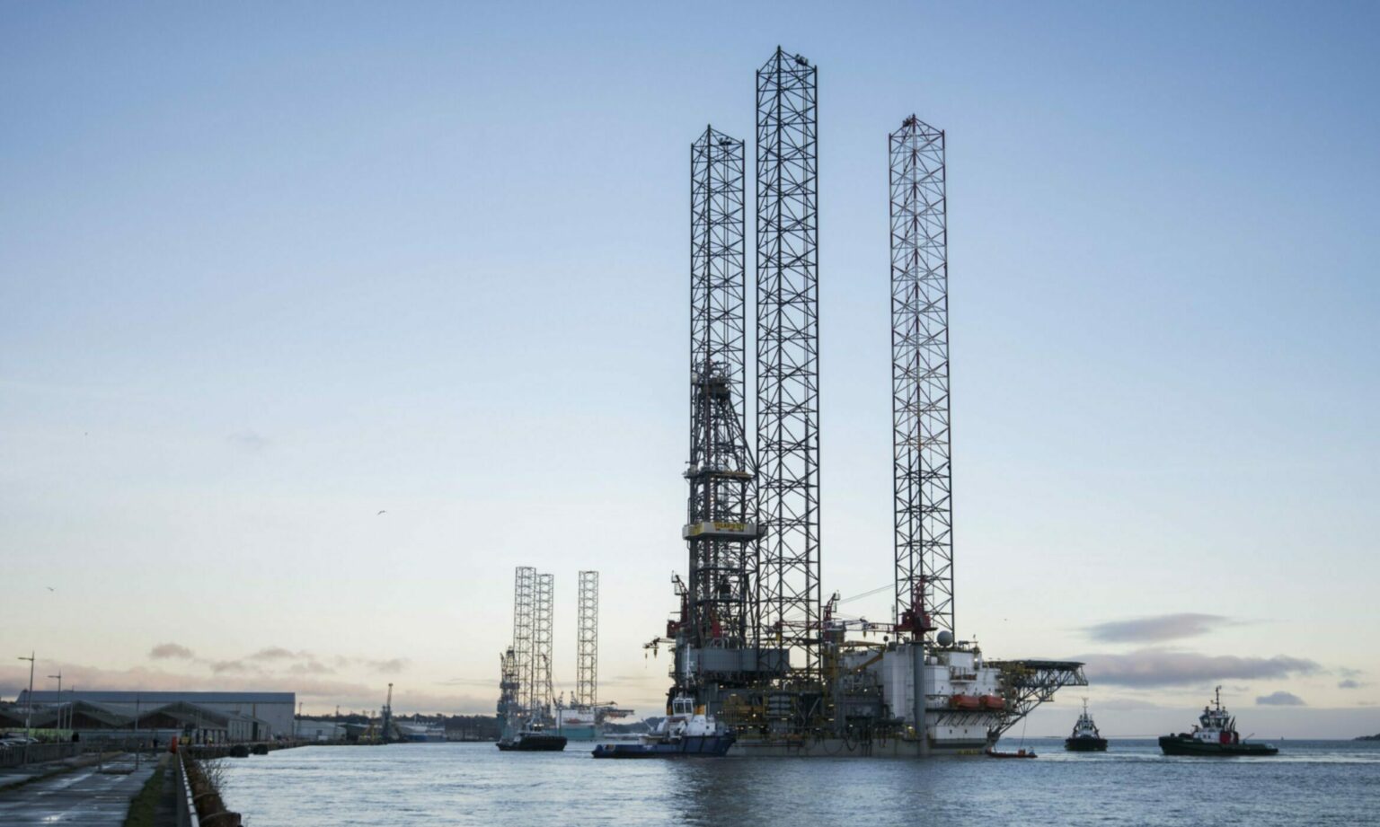North Sea rig arrives in Dundee after worker fell overboard
