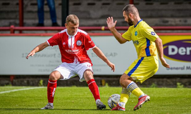 Michael Cruickshank taking on Buckie Thistle. Image: Wullie Marr / DCT Media