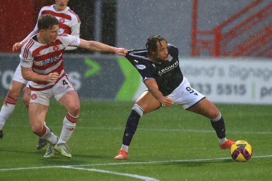 Dundee striker Kwame Thomas battles with the Hamilton backline. Image: David Young/Shutterstock.