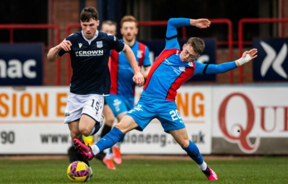 Jay Henderson challenges Josh Mulligan in midfield as Dundee and Inverness played out a draw. Image: SNS.