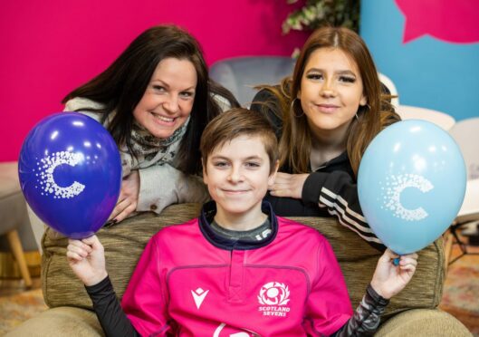 Luke McAuliffe with his mum, Lisa, and older sister, Arwen. Image: Simon Price/CRUK