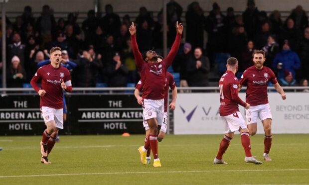 Toyosi Olusanya celebrates his late strike for Arbroath at Cove Rangers. Image: Darrell Benns / DCT Media