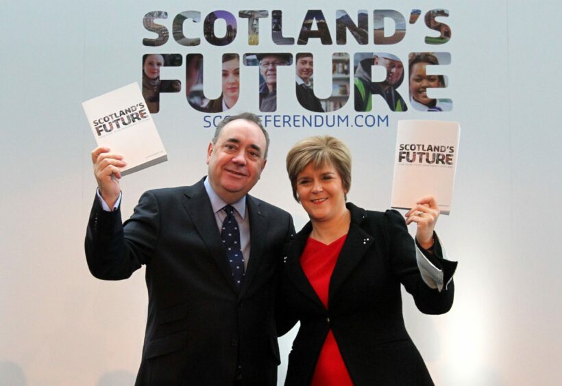 Alex Salmond and Nicola Sturgeon holding copies of the Scotland's Future document.