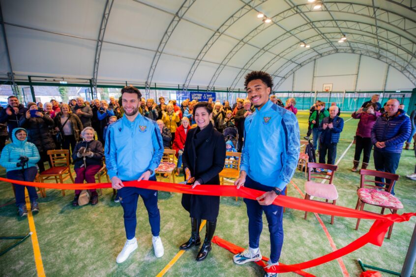 Eilidh Barbour cuts the ribbon alongside St Johnstone players Theo Blair (right) and Connor McLennan (left) at Dunkeld and Birnam Sports and Leisure Hub