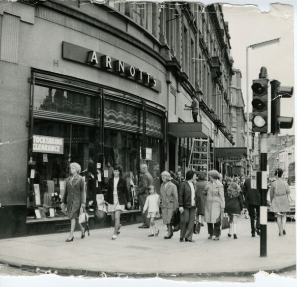 black and white photo of Arnotts store and a street full of shoppers in Dundee in 1972.