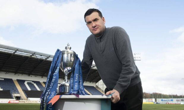 Raith Rovers manager Ian Murray with the the SPFL Trust Trophy. Image: Lewis McLeod/Electrify.