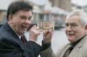 Ronnie Coburn receives a £10 note back after helping out Brian Cox.