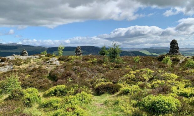 The line of cairns of Caisteal Dubh.