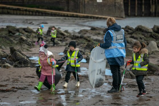 Wendy Murray of Angus Clean Environments with Ladyloan pupils on the beach. Image: Steve Brown/DC Thomson