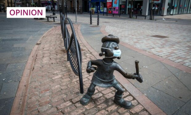 Dundee's Minnie the Minks statue wearing a Covid mask.