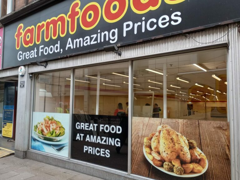 Dundee Farmfoods shelves emptied in 2 hours during closing sale