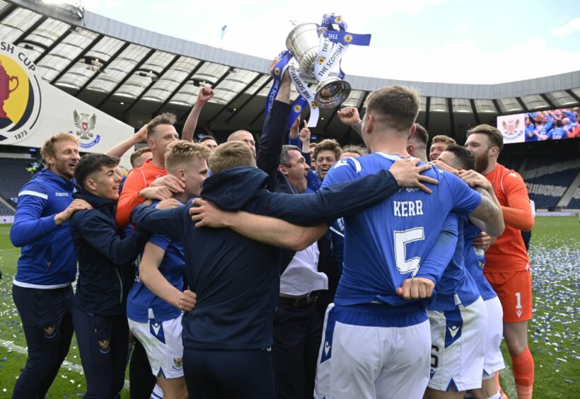 Callum Davidson and St Johnstone players celebrate their Scottish Cup triumph at Hampden Park in 2021