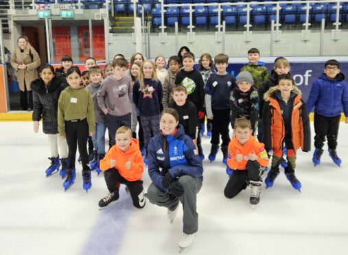 A photo of schoolpupils learning to skate thanks to Ice Dundee