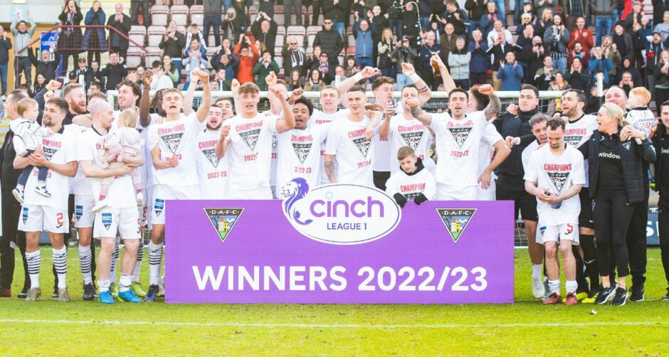 The Dunfermline Athletic players celebrate winning League One. Image: SNS.