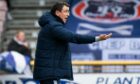 Dundee boss Gary Bowyer talks to his players in Inverness. Image: SNS.