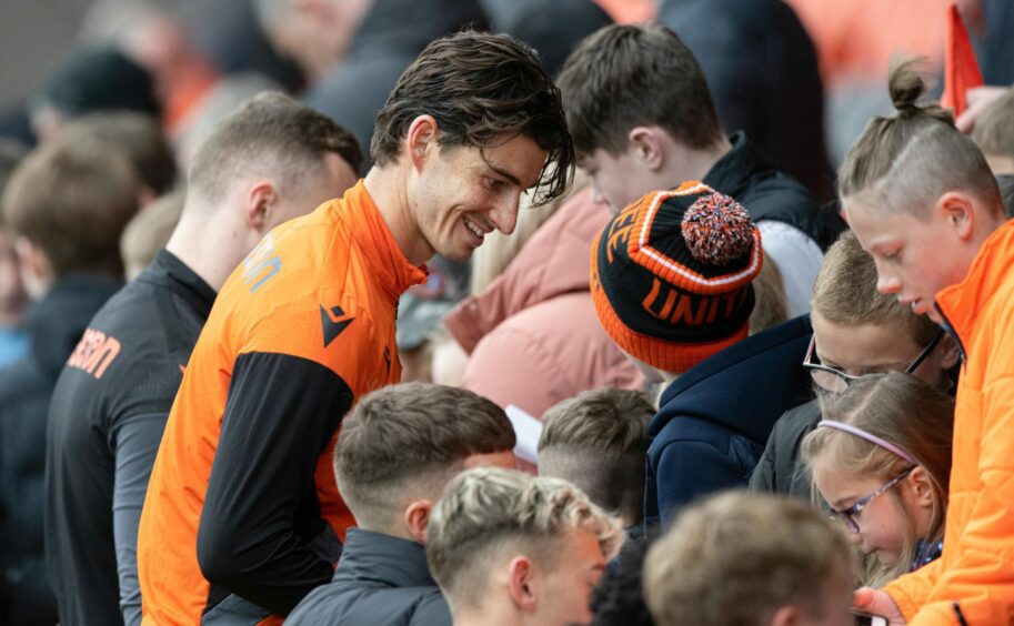 Ian Harkes chats to a group of Dundee United fans.
