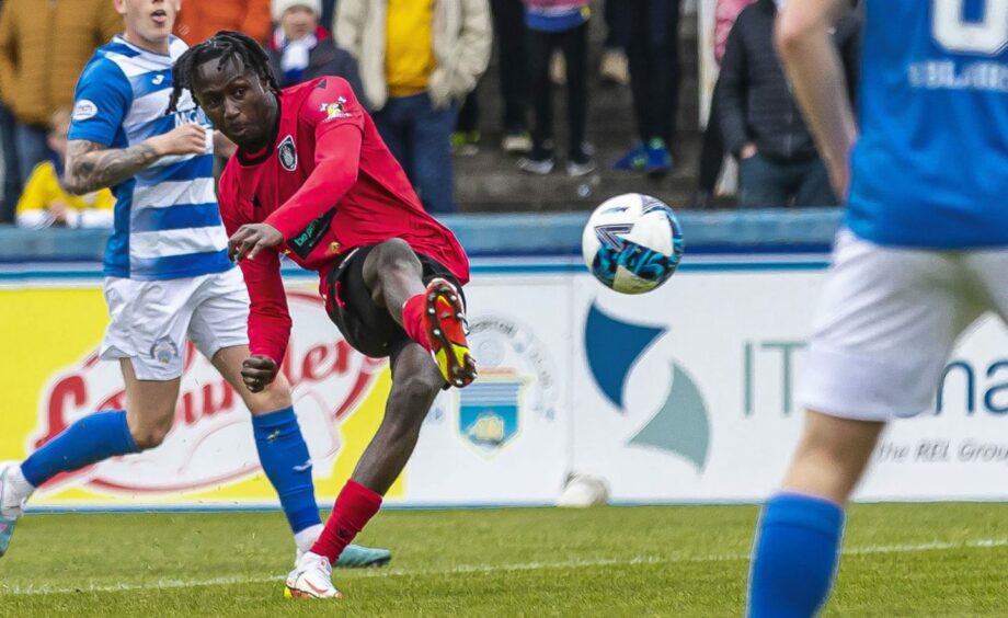 Malachi Boateng made it 1-0 to Queen's Park in the first half. Image: SNS.