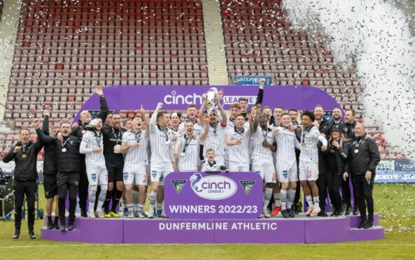 Dunfermline lift the League One trophy. Image: SNS.