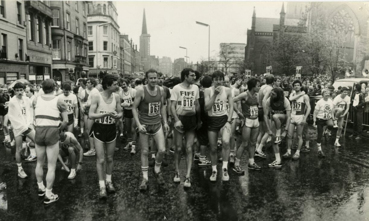 When thousands hit the streets for the first Dundee Marathon - Vimarsana News