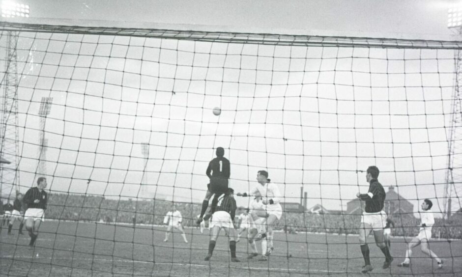 Ghezzi manages to thwart another Dundee attack during the second leg on May 1 1963. Image: DC Thomson.