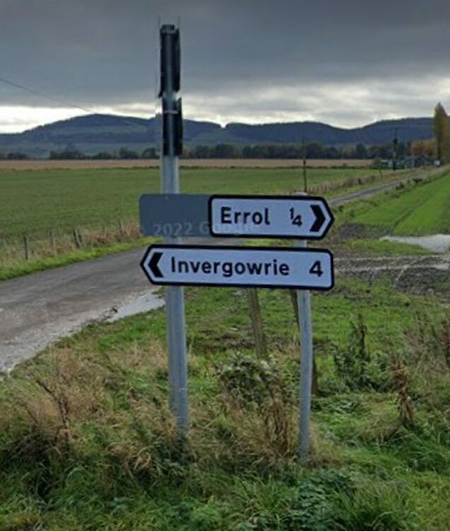 The sign which inaccurately claims Invergowrie - rather than Inchture - is four miles away. 