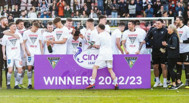 The Dunfermline players celebrate the League One title. Image: SNS.