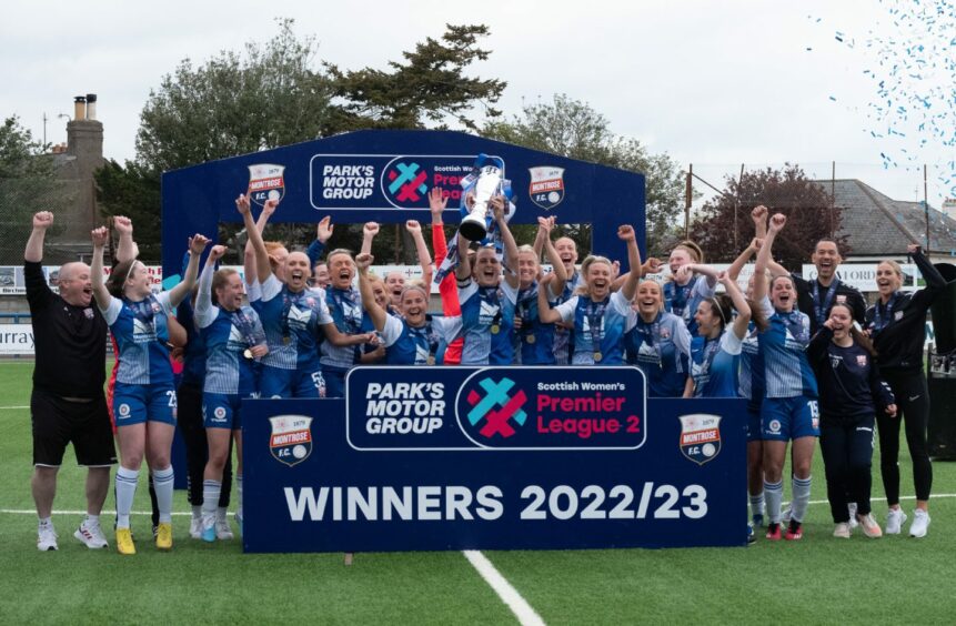 Montrose FC Women celebrate their title success. Image: Paul Reid / DCT Media.