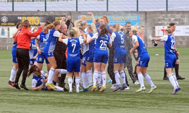 Montrose FC Women celebrate winning the SWPL2 title. Image: Michael McFarlane / Phoenix Photography