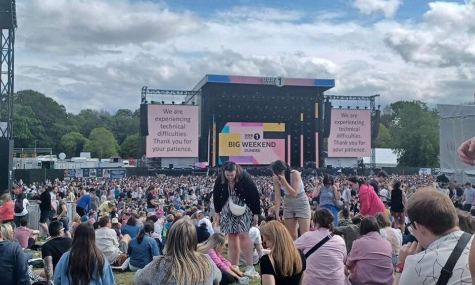 A message on big screens next to the stage as 30 Seconds To Mars fans are told "technical difficulties" stopped the performance from going ahead. Image: Poppy Watson/DC Thomson.