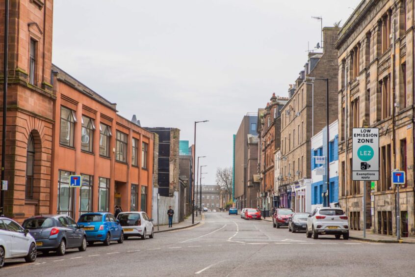 What the Dundee Low Emission Zone could look like. A view of Bell Street with a sign that reads "Low Emission Zone LEZ Exemptions apply". 
