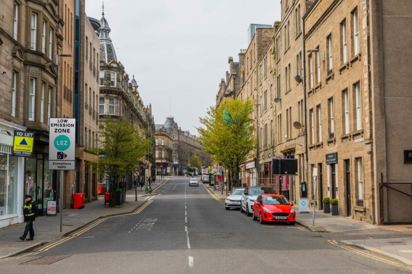 What the Dundee Low Emission Zone could look like. A view of Commercial Street with a sign that reads "Low Emission Zone LEZ Exemptions apply". 