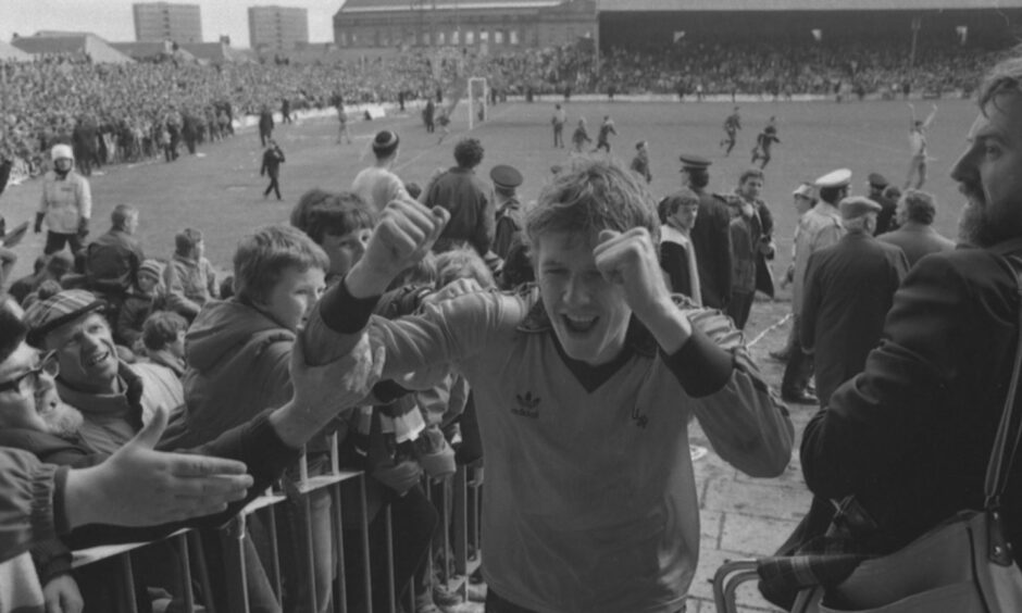 United midfielder Billy Kirkwood shows what it means to Jim McLean's troops. Image: DC Thomson.