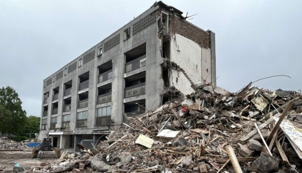 Demolition of the flats at Glenwood Centre in Glenrothes has started. Image: Neil Henderson/DC Thomson