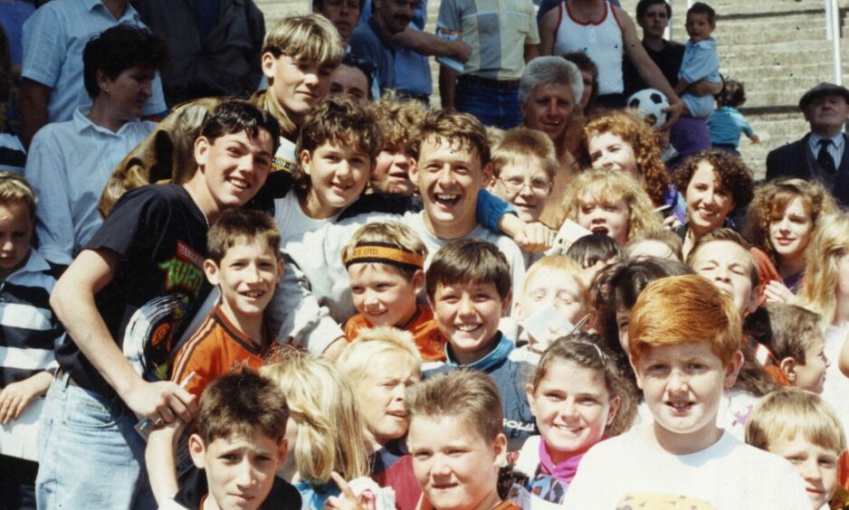 United goalkeeper Alan Main is surrounded by Arabs at the 1990 event. Image: DC Thomson.