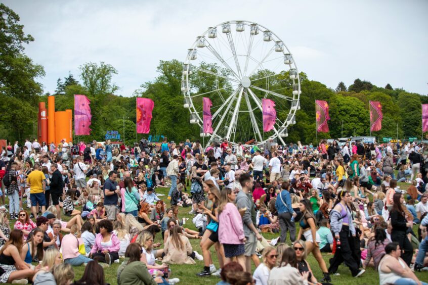 The warm weather drew out a massive crowd. Image: Kim Cessford / DC Thomson.